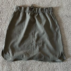 LULULEMON on the fly Skirt in grey sage 10